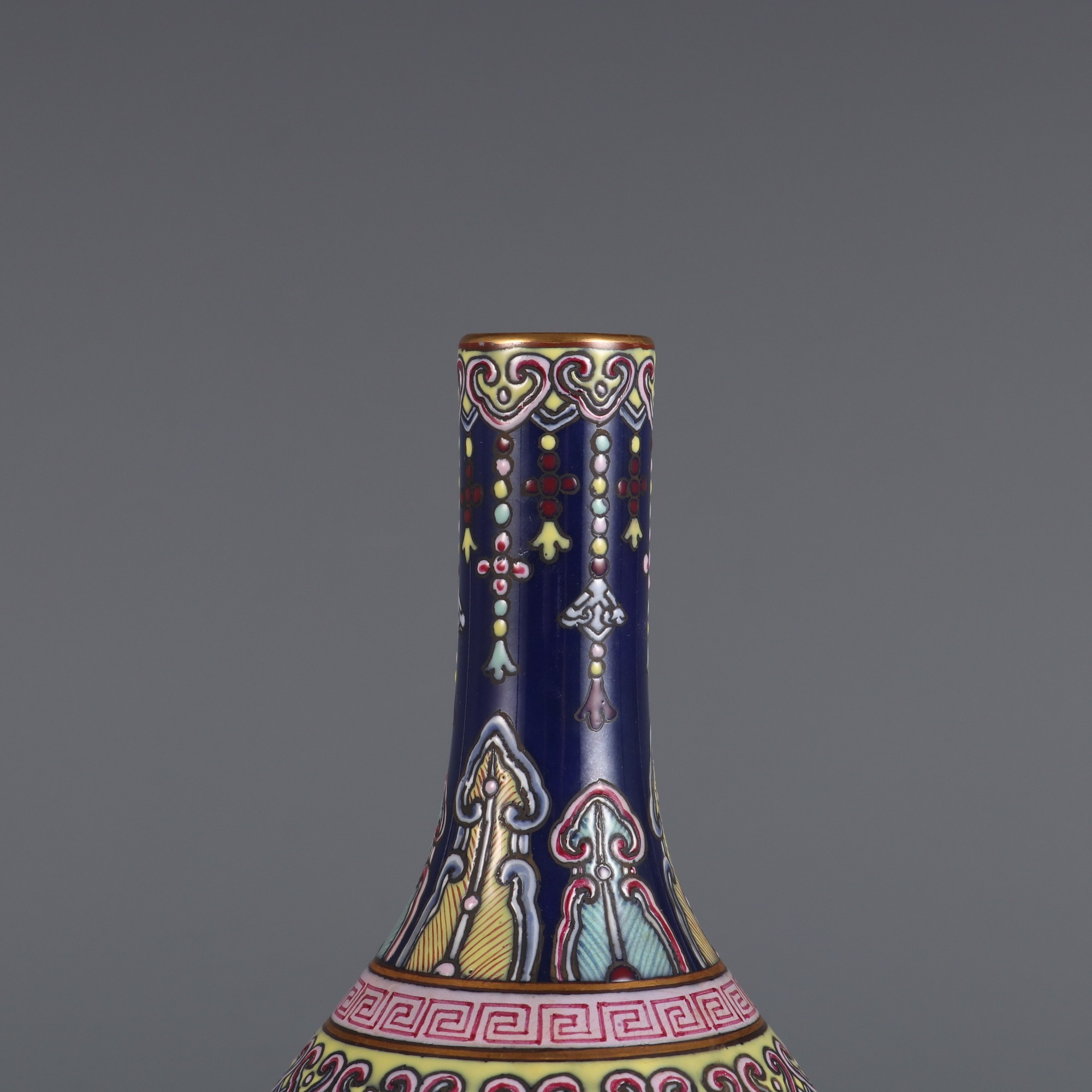 精品收藏 清乾隆年制霁蓝釉加粉彩福运连连胆瓶