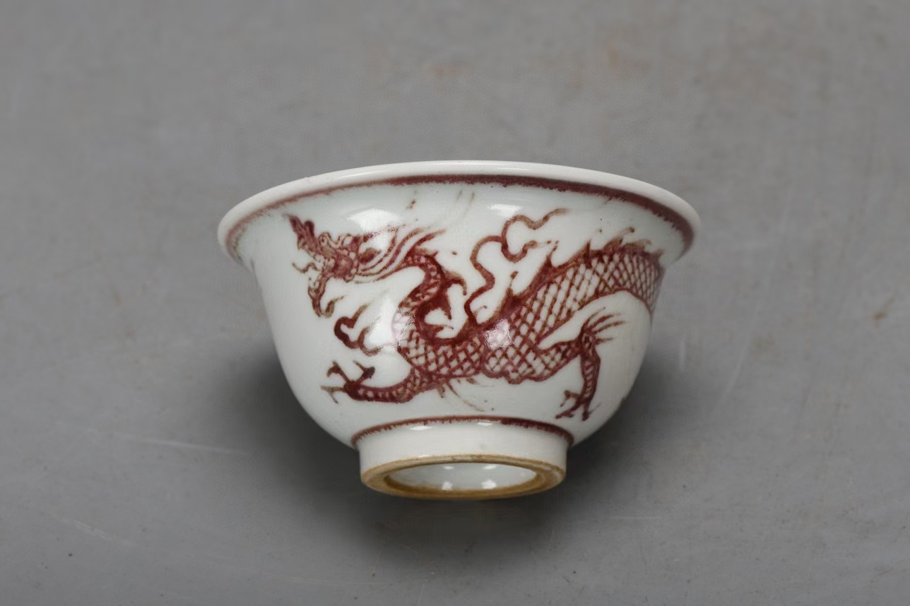 精品收藏 明,永乐釉里红龙纹压手杯一套. 尺寸:高5厘米,口径9.
