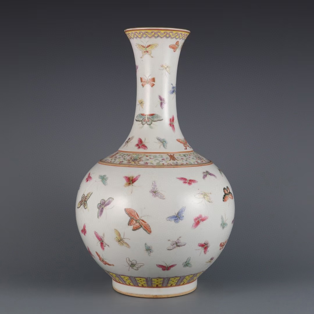 精品收藏 清  光绪年制粉彩百蝶纹赏瓶. 尺寸:高度:40㎝   口径:9.