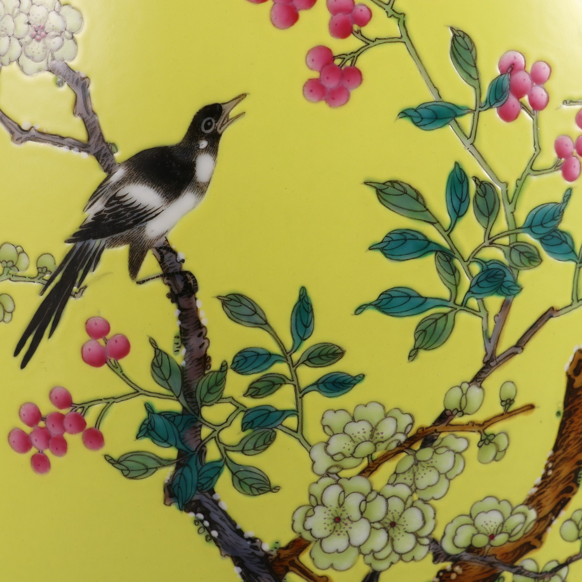 精品收藏 清雍正年制黄地粉彩花鸟纹题诗大梅瓶