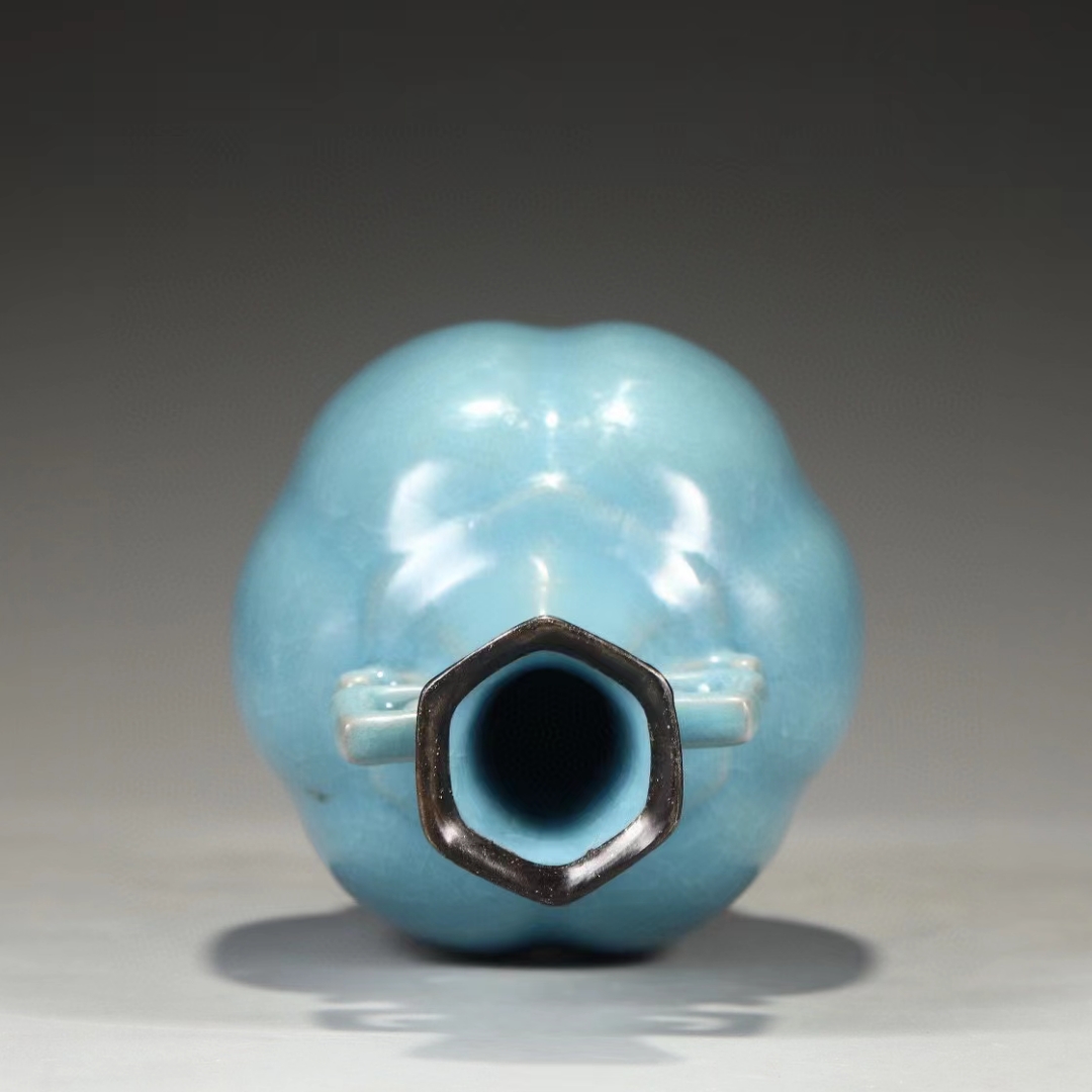 精品旧藏 北宋 汝窑天蓝釉冰片纹银口双耳瓶"景仁宫" 款.