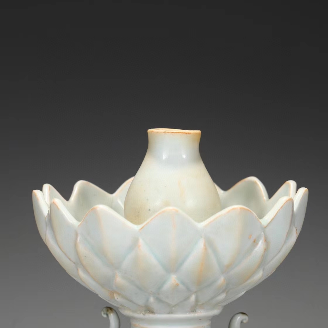 精品旧藏 南宋 湖田窑影青三足莲瓣炉.  尺寸:高:14公分 长:11公分.