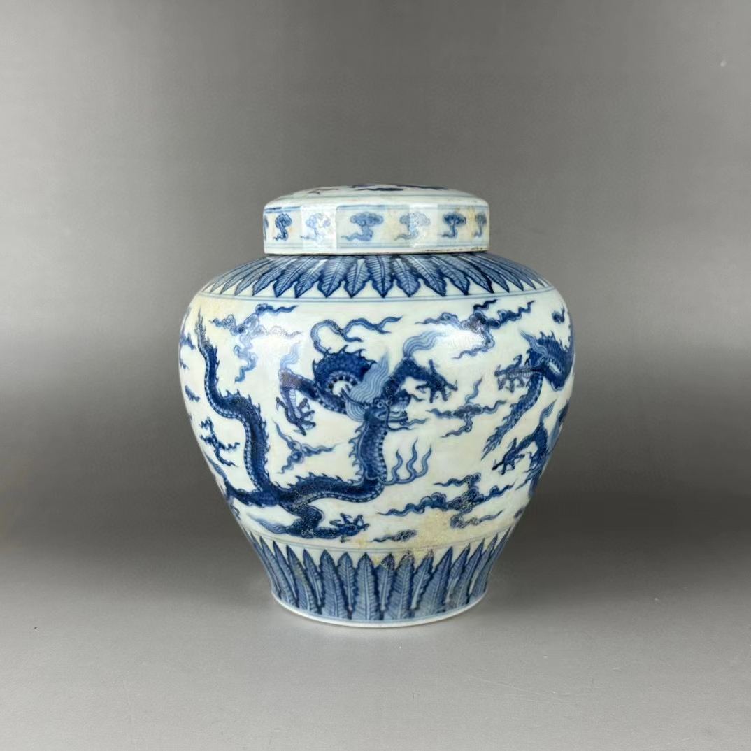 精品收藏  明  成化青花祥云龙纹天字罐.    尺寸:  高17.