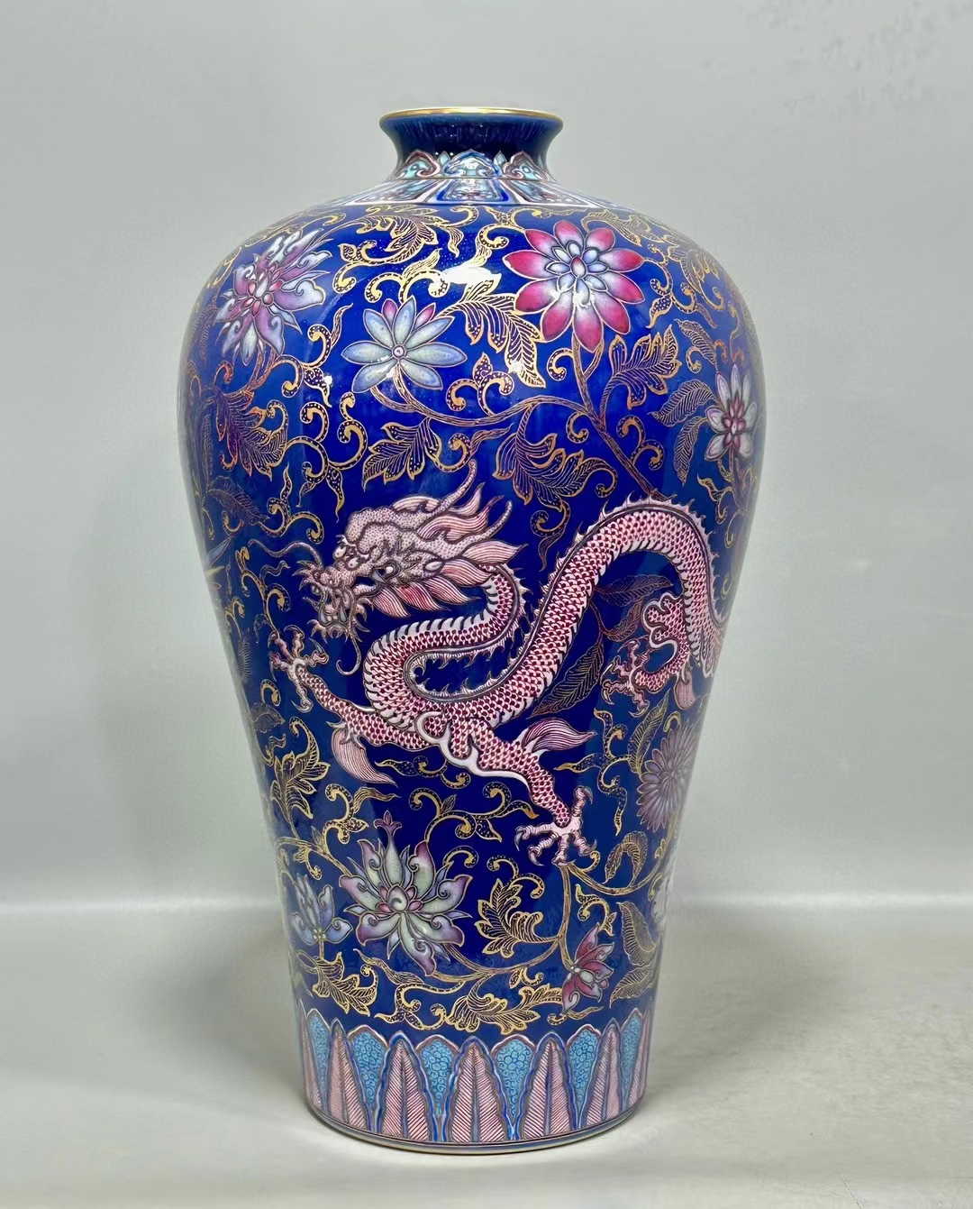 精品收藏 清乾隆:珐琅彩霁蓝釉描金龙凤缠枝纹梅瓶. 尺寸:高32.