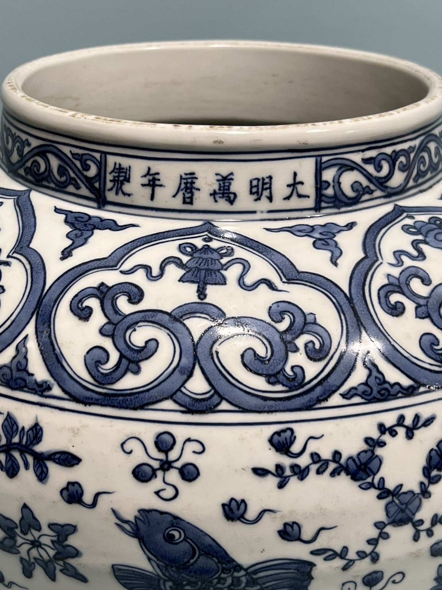 精品收藏 明,万历青花海藻鱼纹罐. 尺寸:高34.3厘米,口径18