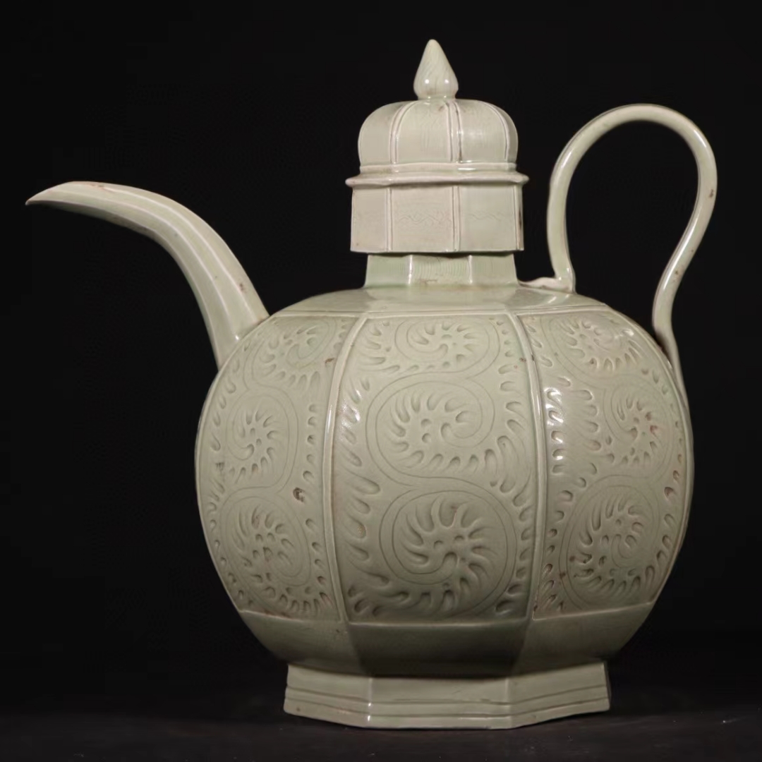 精品收藏 唐  五代越窑秘色青瓷花卉纹八方壶. 尺寸:高:24.5cm.