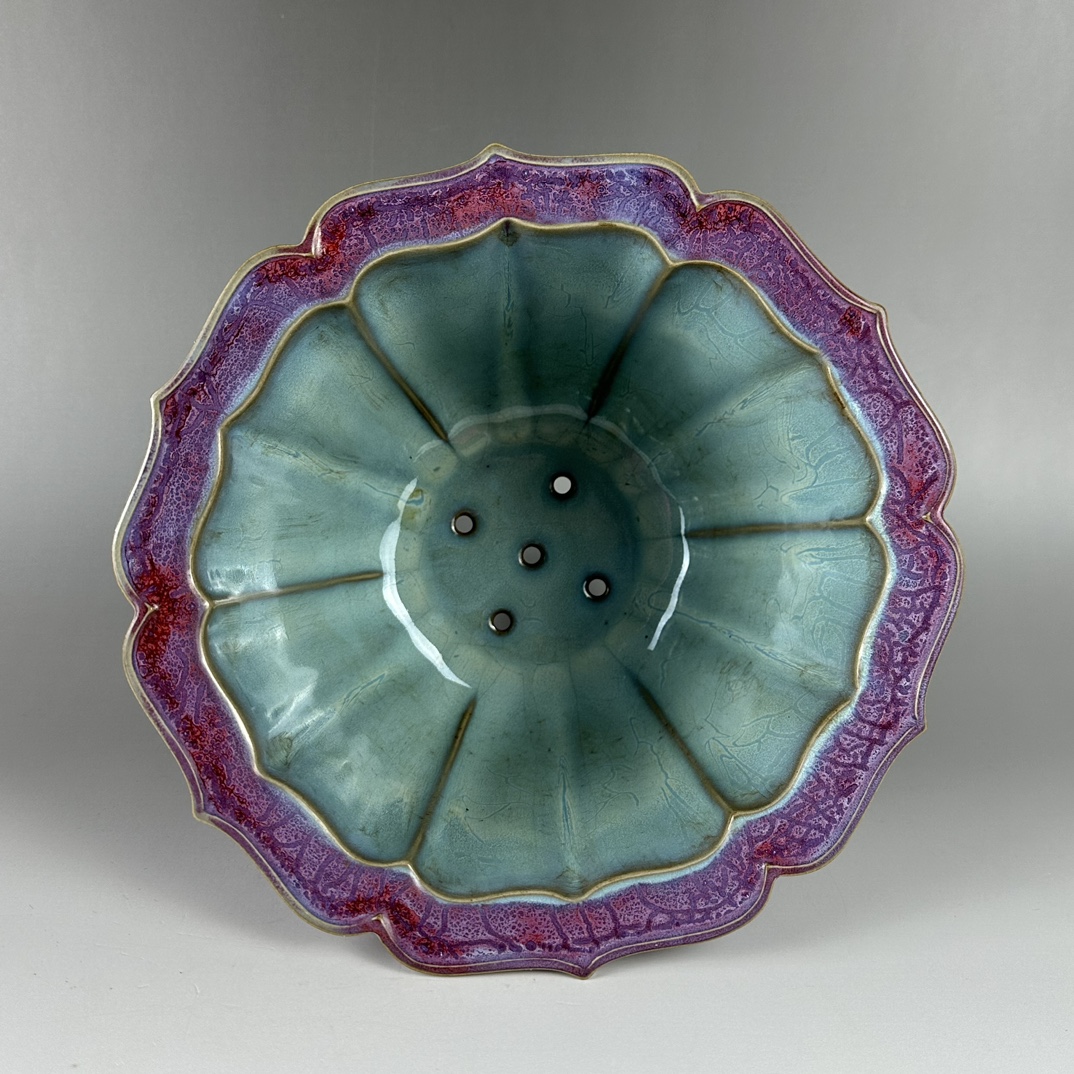 精品旧藏   北宋 钧窑玫瑰紫釉葵口花盆.  尺寸:高17公分 口径24公分.