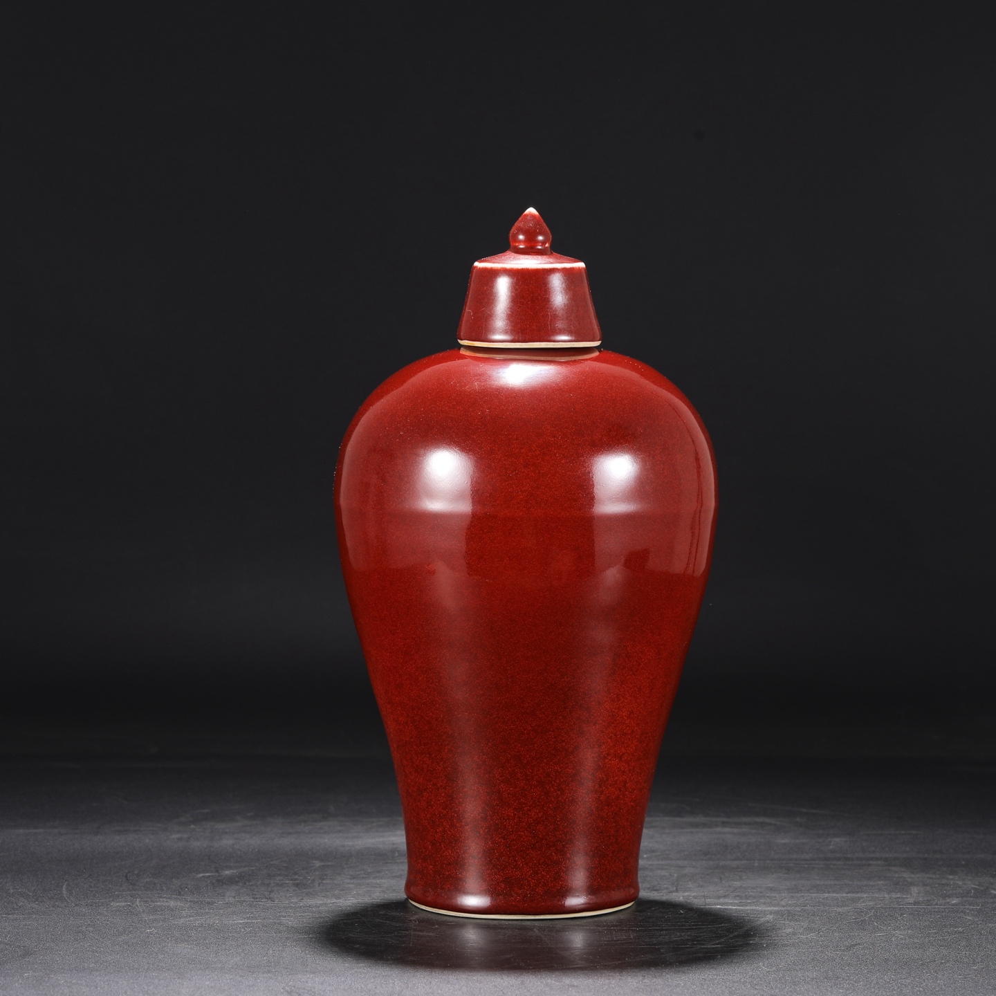 精品收藏 明代 宣德霁红釉带盖大梅瓶 . 尺寸:高33