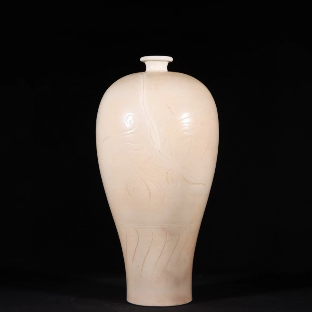 精品收藏 宋代 定窑刻花梅瓶. 尺寸:高:28cm  宽:14cm.