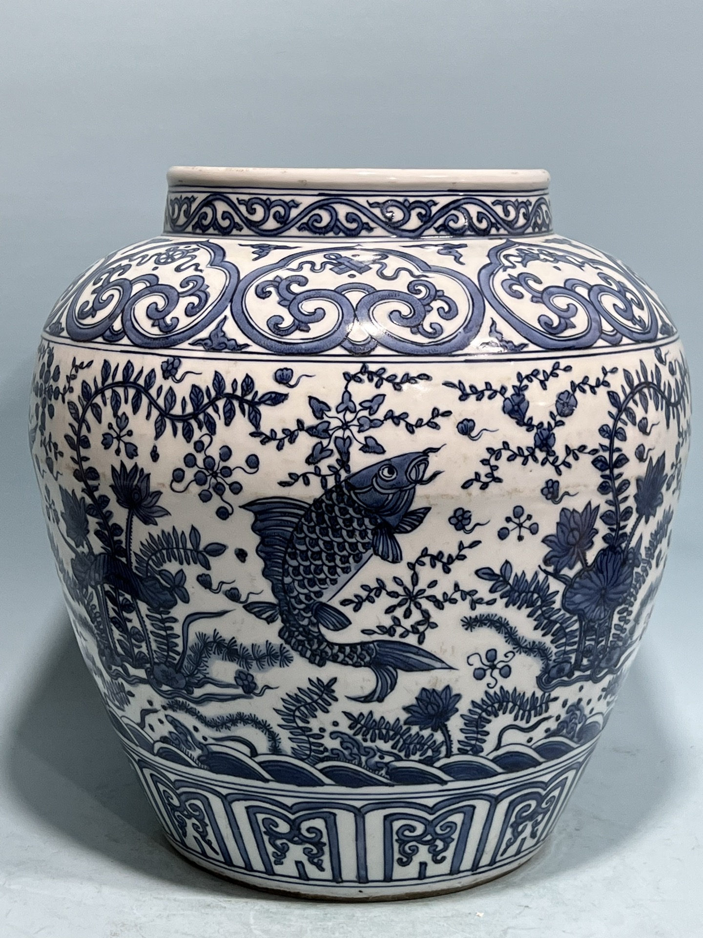 精品收藏 明,万历青花海藻鱼纹罐. 尺寸:高34.3厘米,口径18