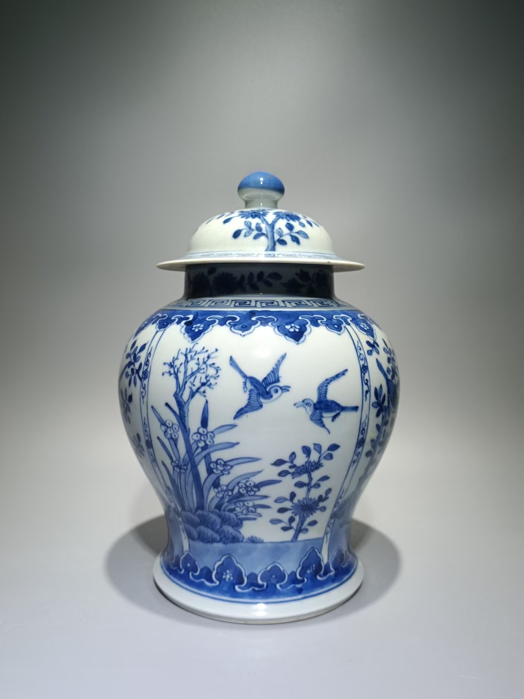 精品收藏 清康熙款,青花花鸟将军罐. 尺寸: 高:29.9cm宽:19.5cm.
