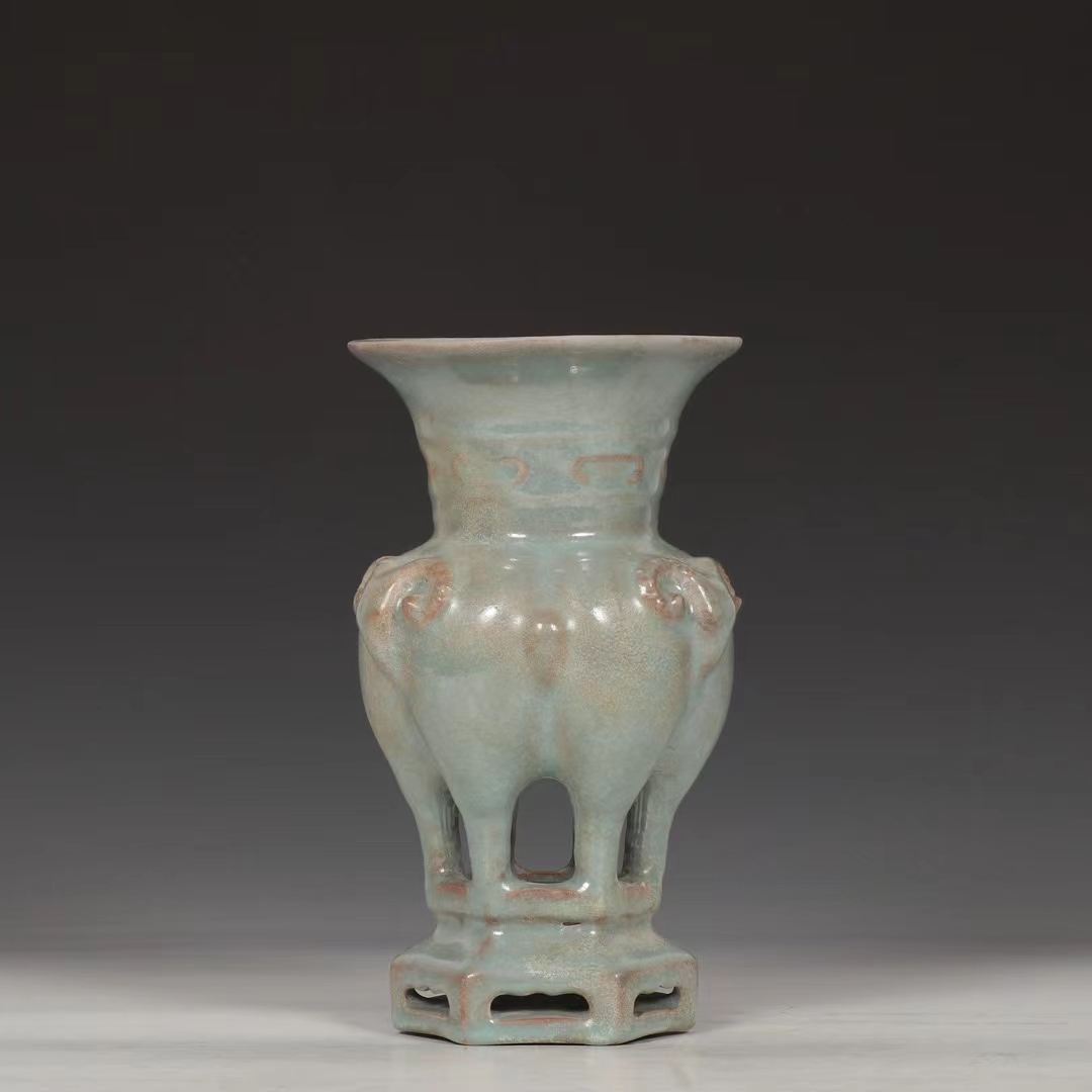 精品收藏 旧藏 宋汝窑天青釉三羊尊瓶. 规格:高:20公分 口径:11.