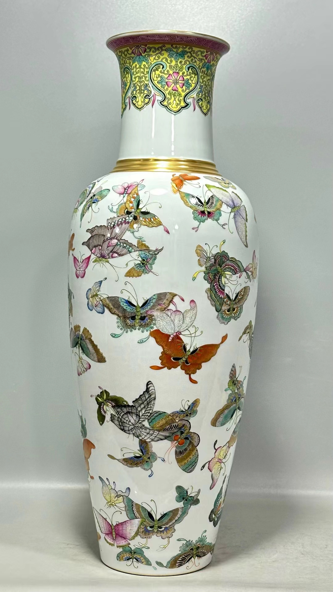 精品收藏 清雍正:珐琅彩百蝶图美人肩瓶. 尺寸:高46厘米,肚径17厘米