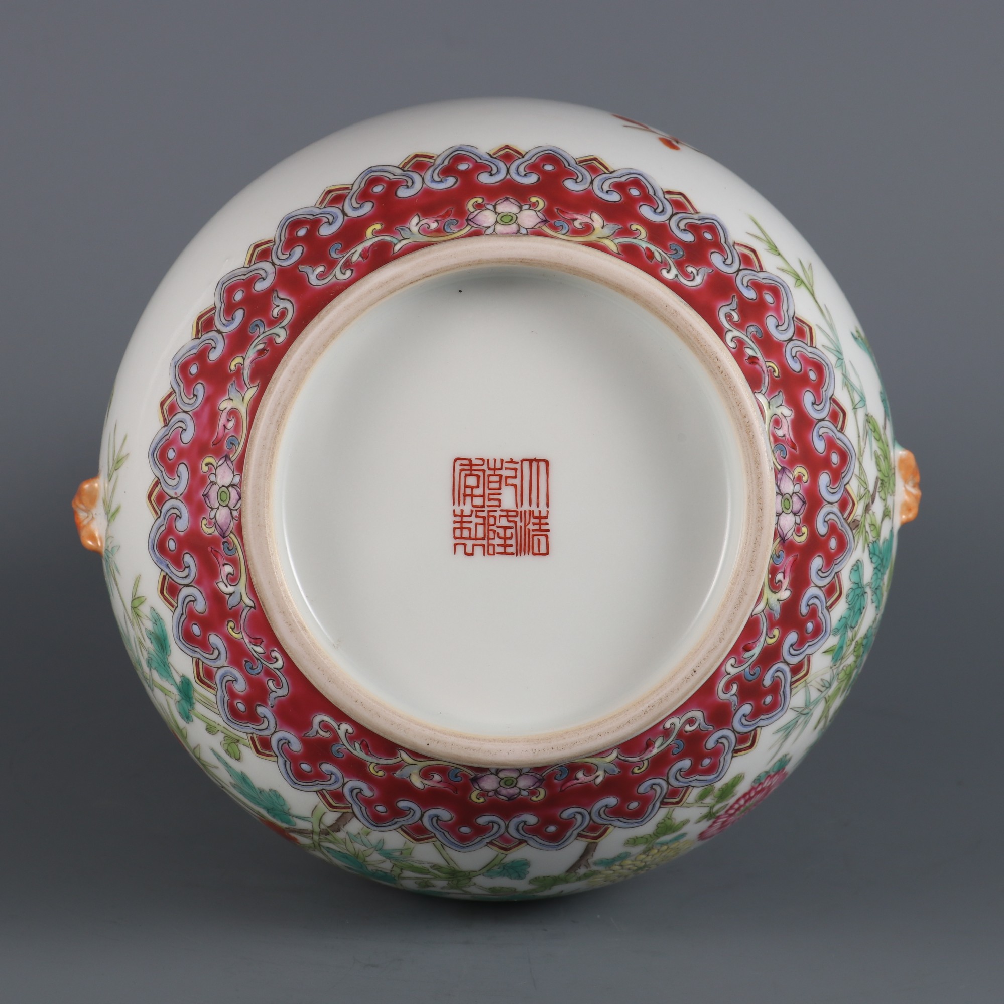 精品收藏 清乾隆年制粉彩菊花纹如意耳尊瓶. 尺寸:高度:24