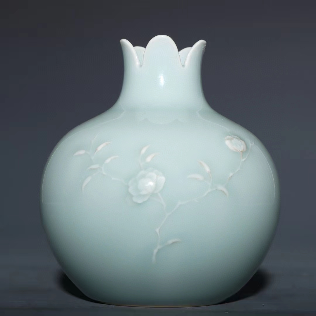 精品收藏 清 乾隆粉青釉石榴尊. 尺寸:高度13cm,口径5cm,肚径12cm.