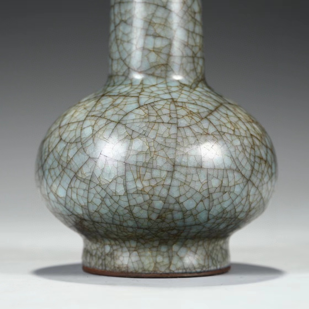 精品收藏 南宋 修内司官窑冰片纹银口弦纹瓶"玉津园" 款.