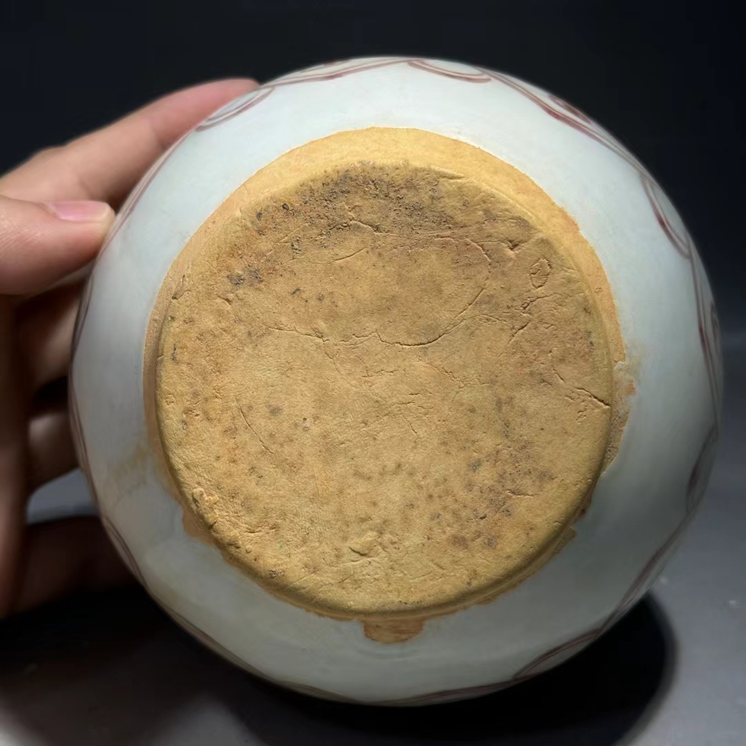 精品收藏 元 釉里红缠枝牡丹双嘴军持. 尺寸:高:12公分 直径:13公分