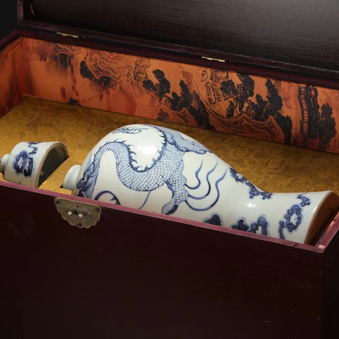 精品收藏  明 洪武青花龙纹带盖大梅瓶"春寿"款.  尺寸:高40.