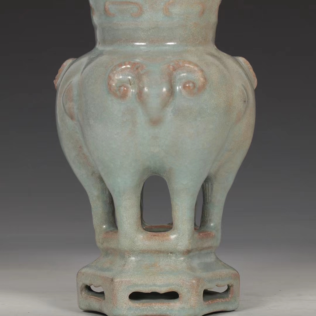 精品收藏 旧藏 宋汝窑天青釉三羊尊瓶. 规格:高:20公分 口径:11.