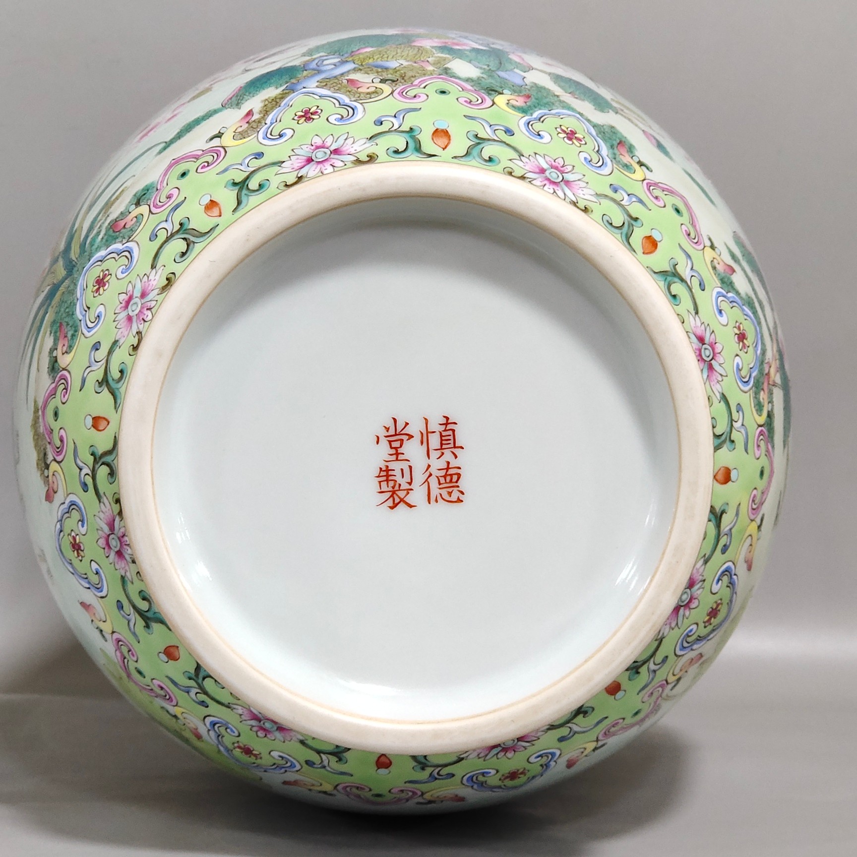 精品收藏 清 慎德堂製粉彩绿地荷花春燕双耳瓶. 尺寸:高:30