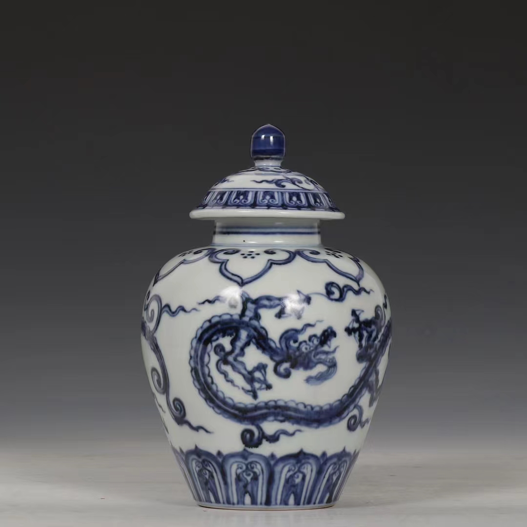 精品收藏 明  宣德青花龙纹盖罐.