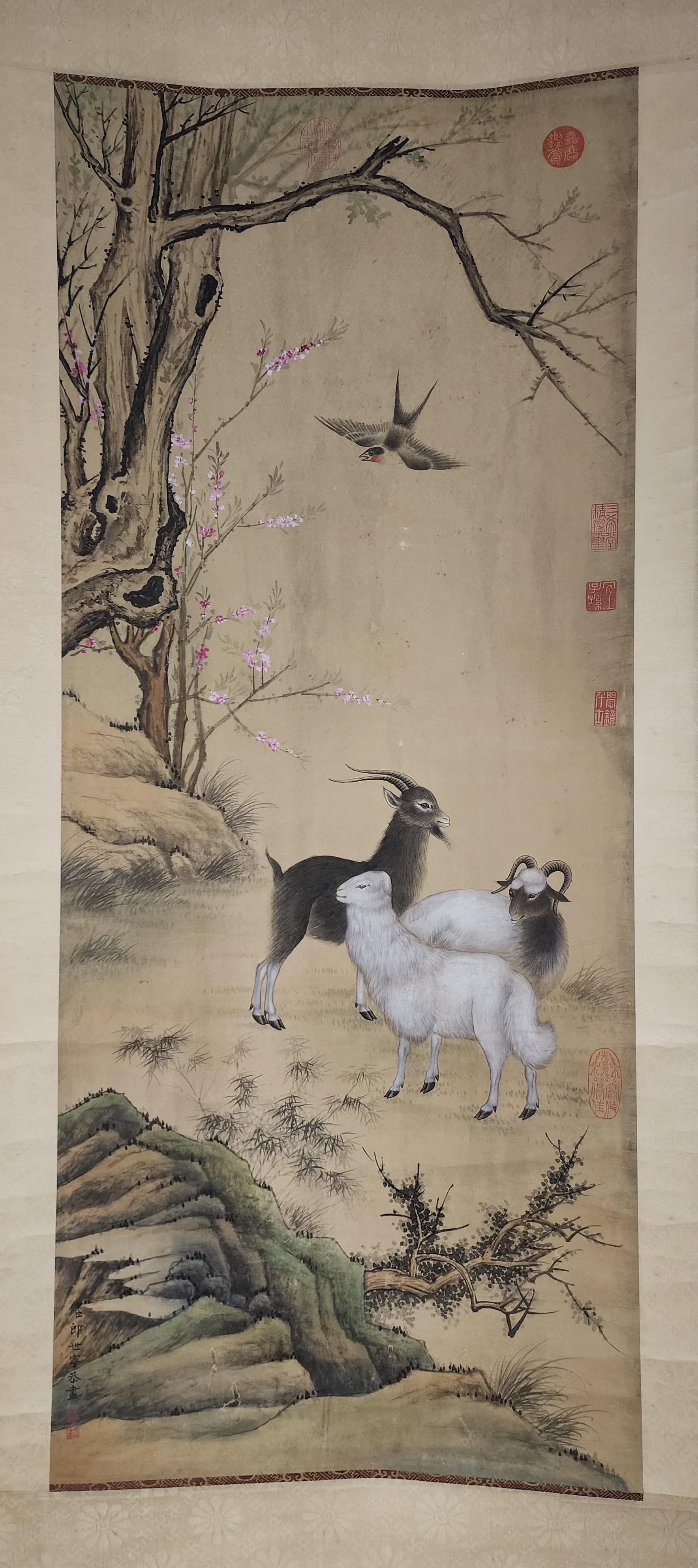 精品收藏 清 郎世宁 三羊开泰图立轴 绢画   画心尺寸112*47cm