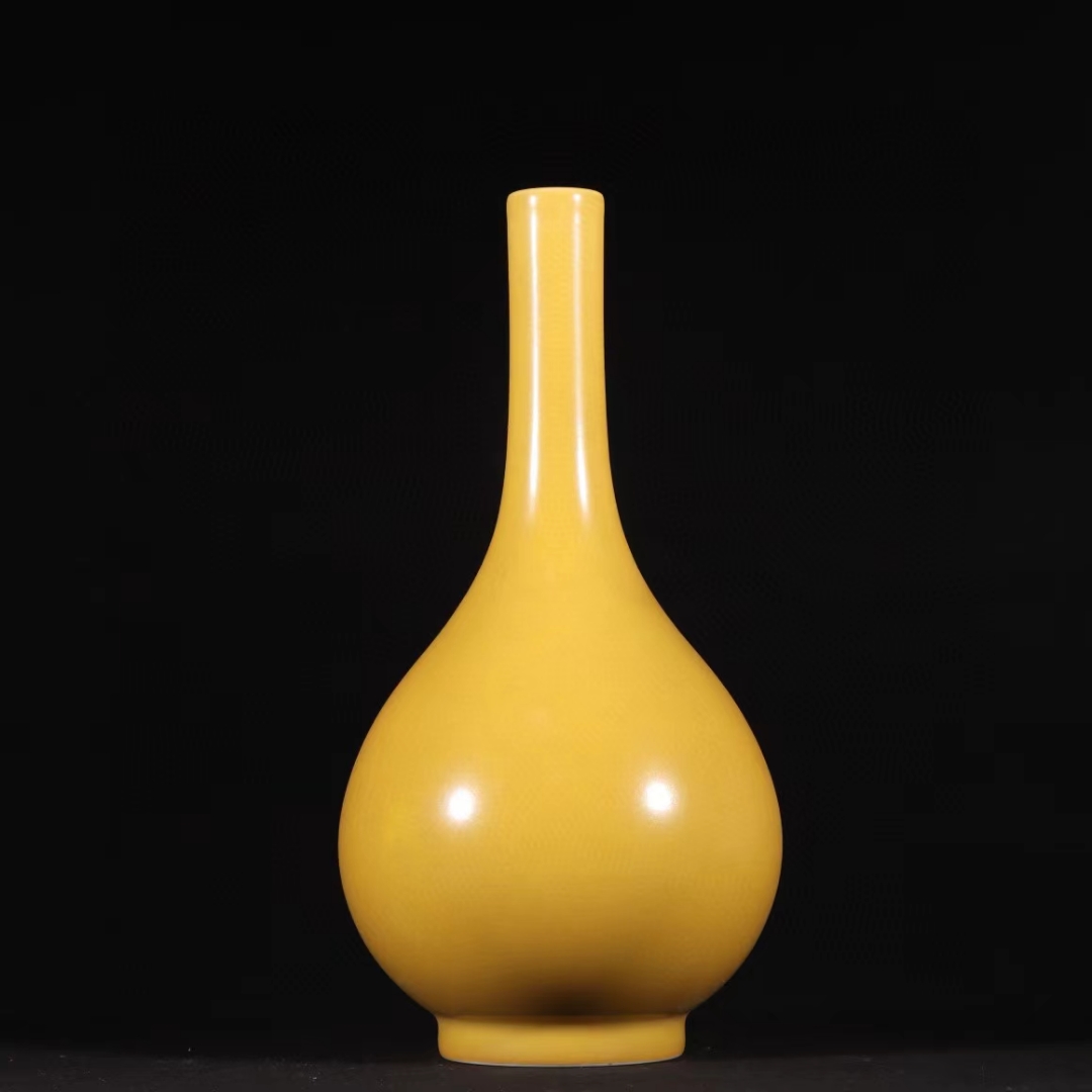 精品收藏  清代  雍正娇黄釉胆瓶. 尺寸:高20cm.宽10.3cm.