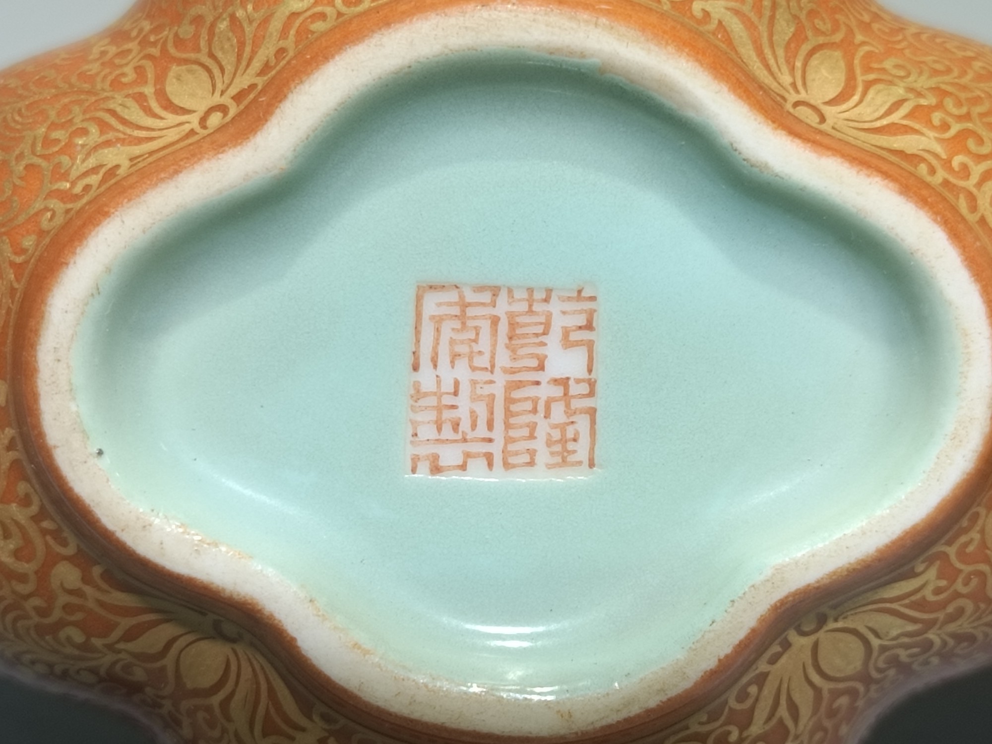 精品收藏 清乾隆款,粉彩矾红描金开窗山水海棠盖罐. 尺寸: 高:5