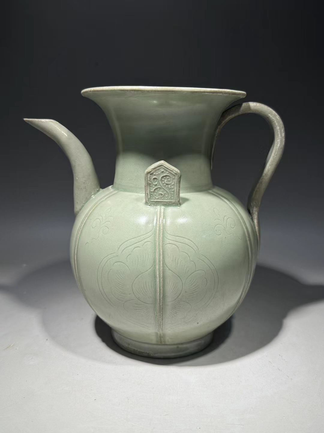 精品收藏 五代 越窑青瓷刻花执壶. 尺寸:高:17.5公分 直径:18公分