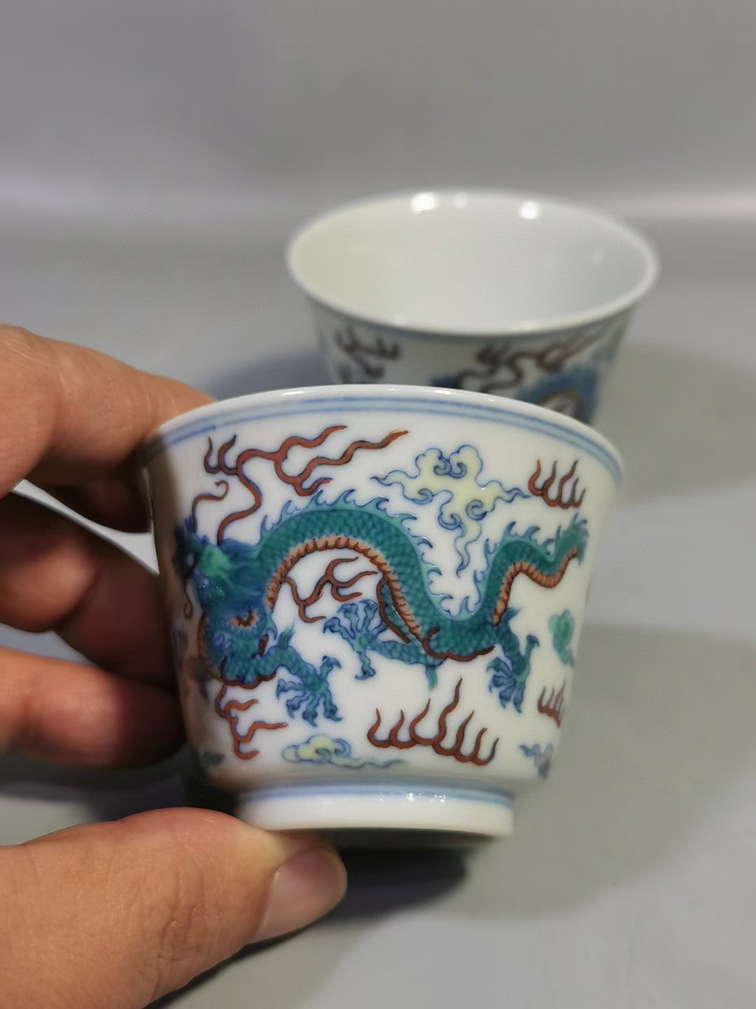 精品收藏 大清雍正年制,青花斗彩双龙戏珠茶杯. 尺寸:高度4.