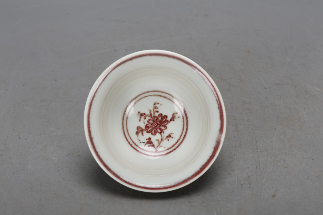 精品收藏 明,永乐釉里红龙纹压手杯一套. 尺寸:高5厘米,口径9.