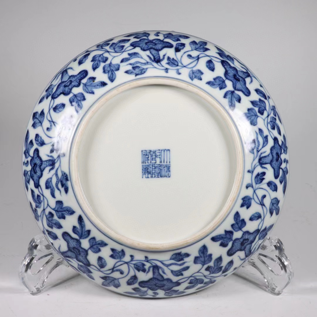 精品收藏 大清乾隆年制款,青花九桃盘. 尺寸:高4.8cm口22.3cm足13