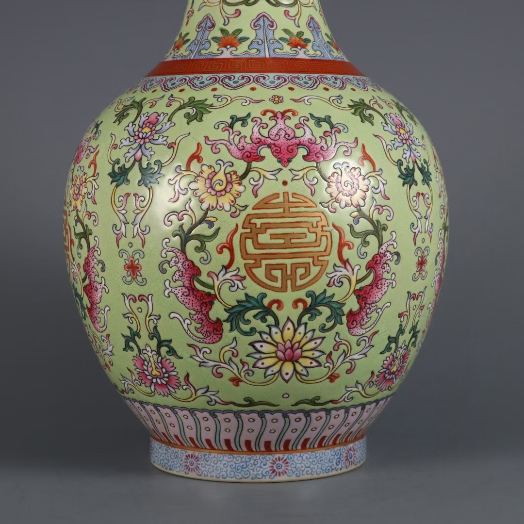 精品收藏 清乾隆年制绿地粉彩莲花福寿纹双耳瓶.  尺寸:高度:32.