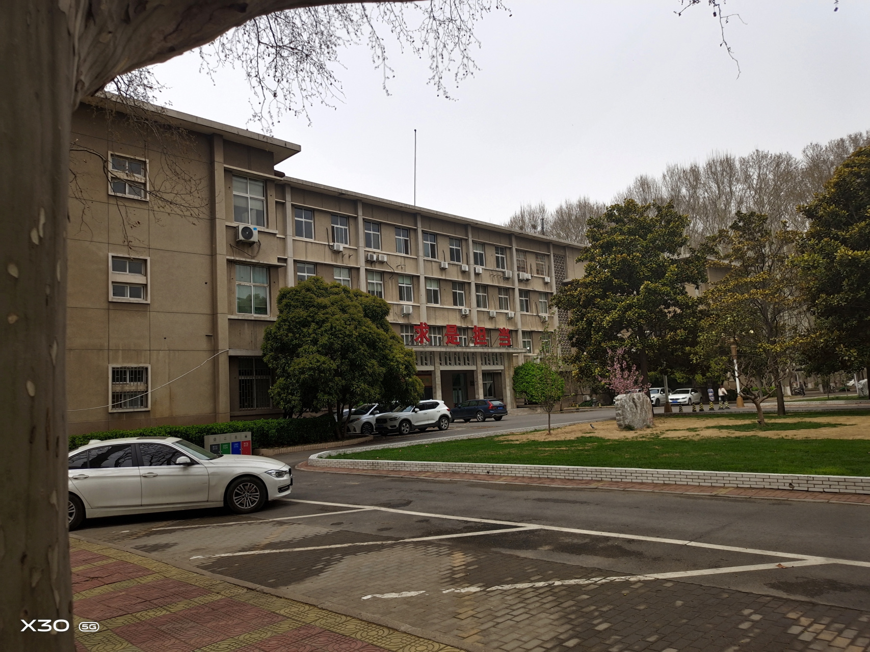 郑州大学老校区就是郑州大学南校区,原郑州大学校本部,位于郑州市大学