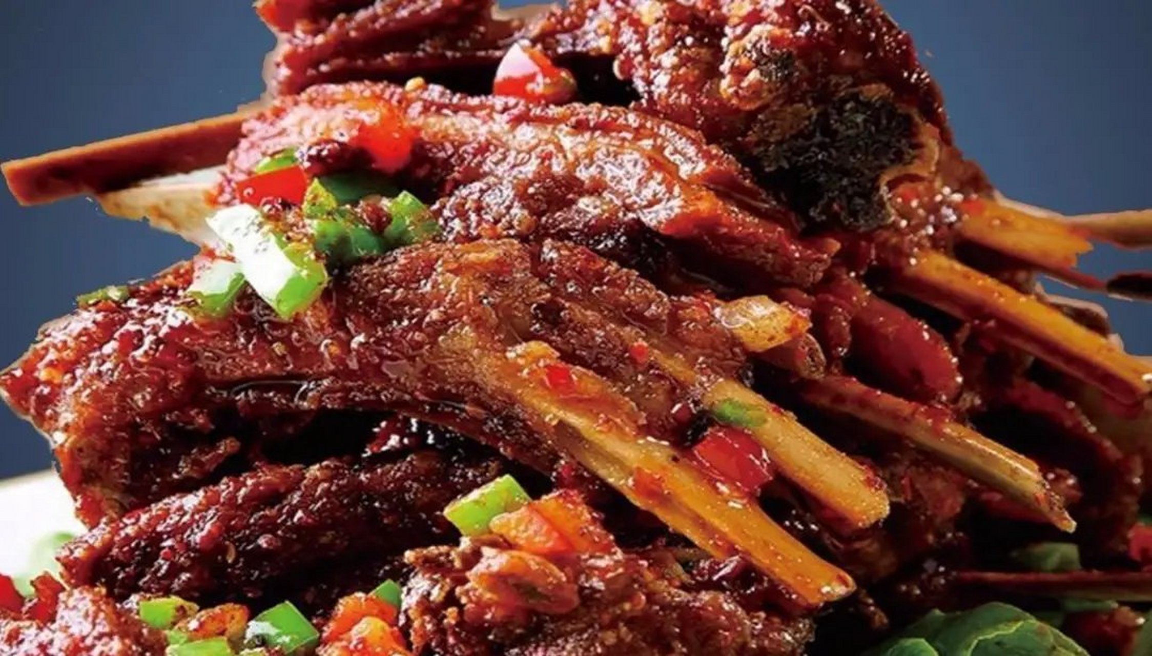 椒盐羊排 准备食材如下:羊排1000克,小葱2根,青红椒各1根,生姜1块