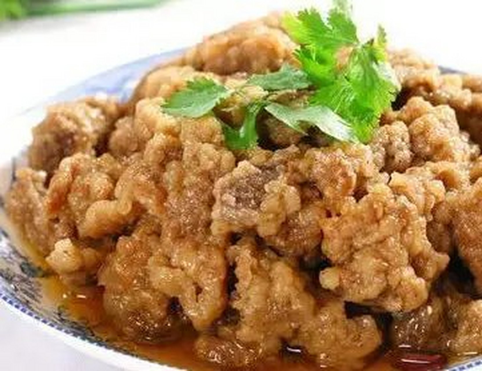 焦溜牛肉 #15天动态萌新养成计划# 备料:牛肉200克,黄酒5克,葱2根