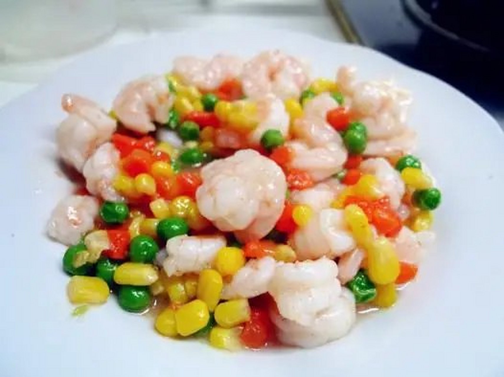五彩虾仁#15天动态萌新养成计划 食材准备:鲜活虾300克,日本豆腐1