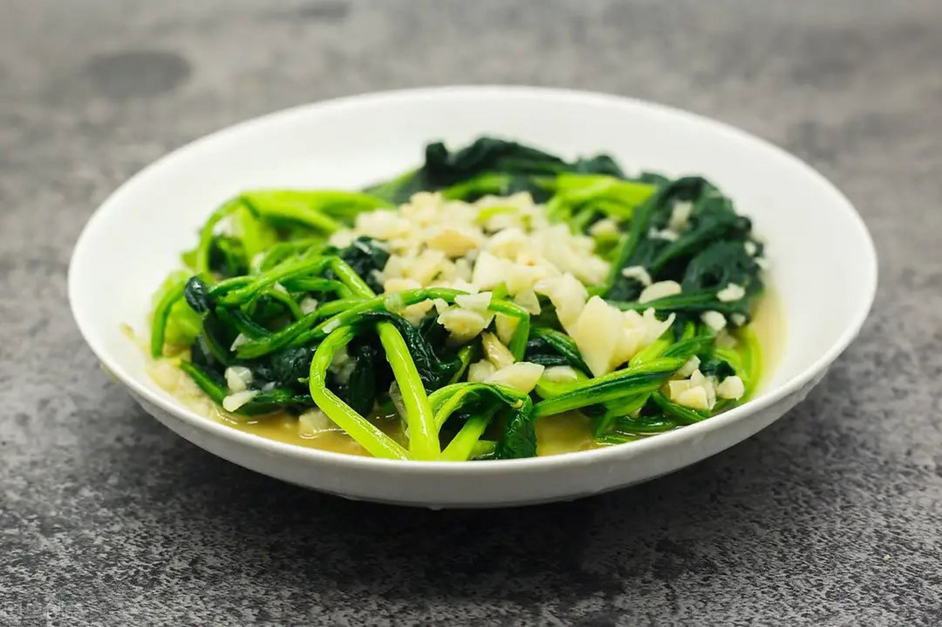 蒜蓉菠菜  #15天动态萌新养成计划#   食材:菠菜,青红椒,食盐,蒜末