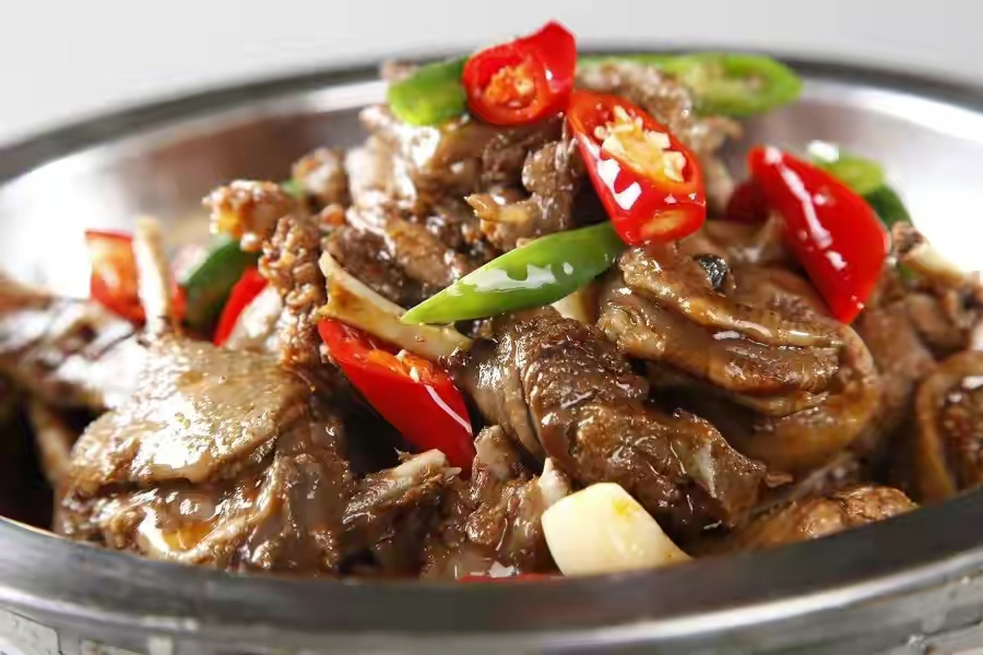 湘西土匪鸭  食材  鸭肉700克,胡萝卜2根,线椒10-15根,生姜1块,蒜瓣6