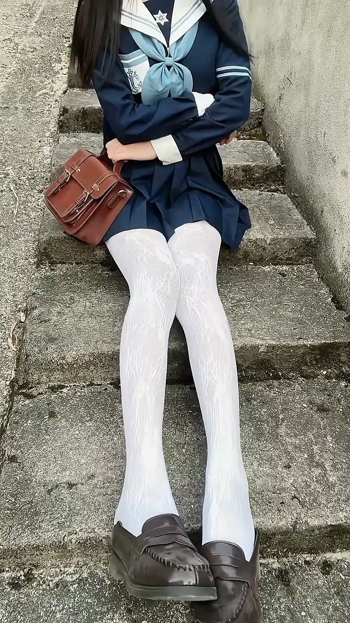 楼梯上的jk制服女孩,白丝袜,学院风,一手托包,一手拨发,静谧而有故事.