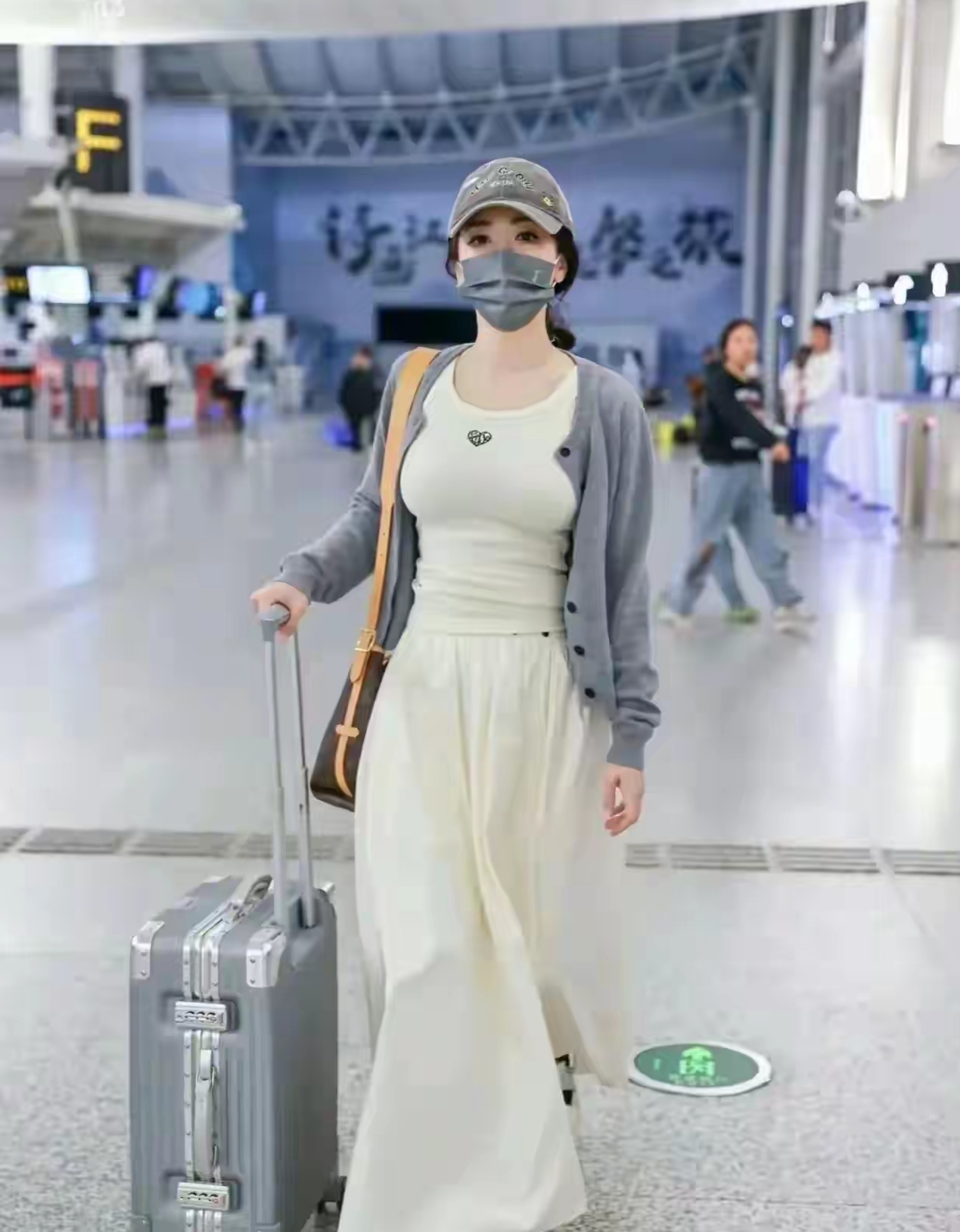 陈紫函,原名陈莎莎, 1975年的她,身高165cm,风韵犹存!