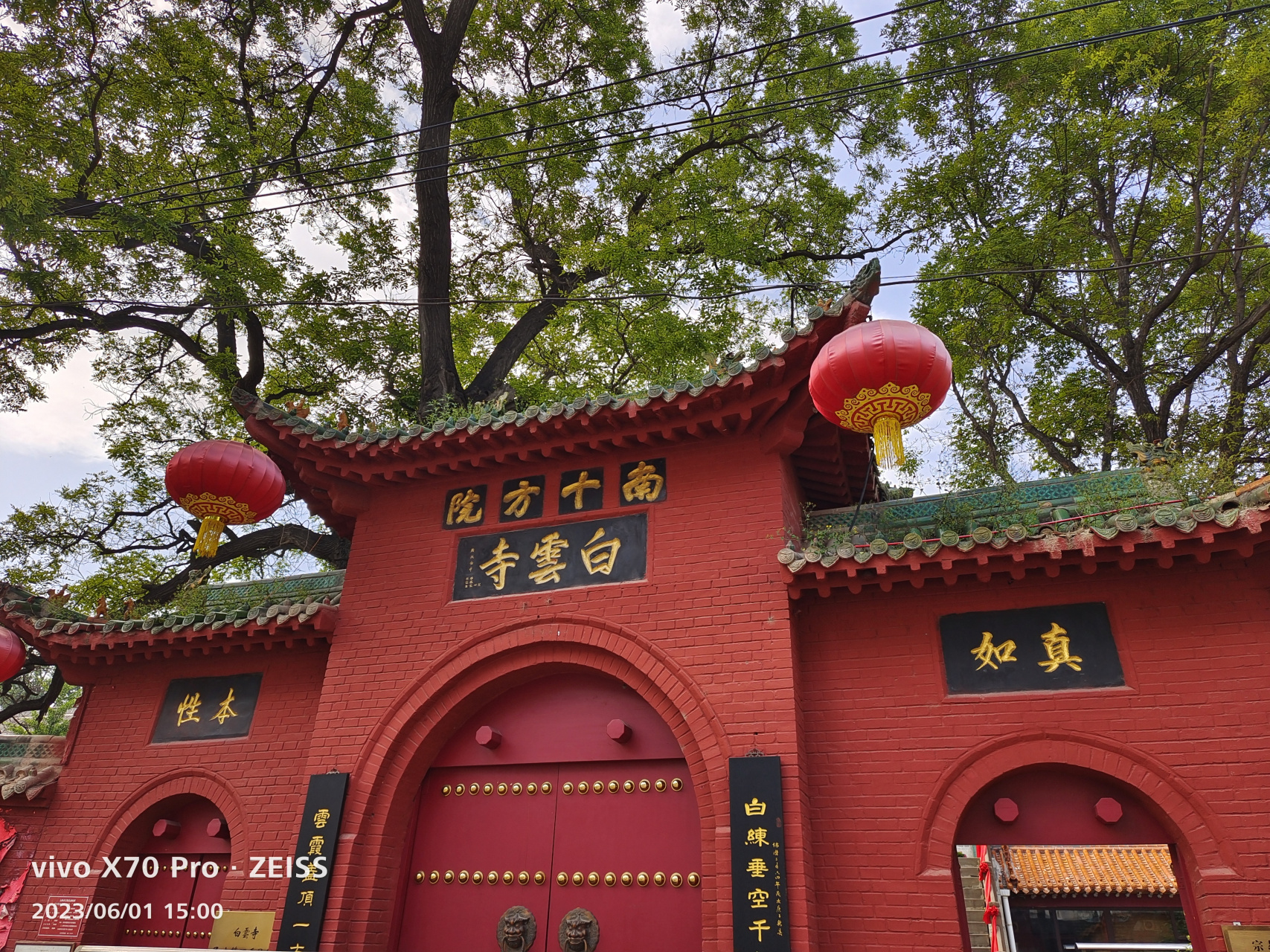 白云禅寺, 香火旺,法事忙. 后院探幽, 思绪皈依徒.