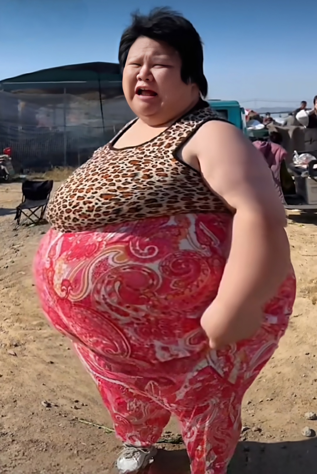 她还有些难为情,再三追问下,她才脸红地说,相了八次亲,都说她是超级