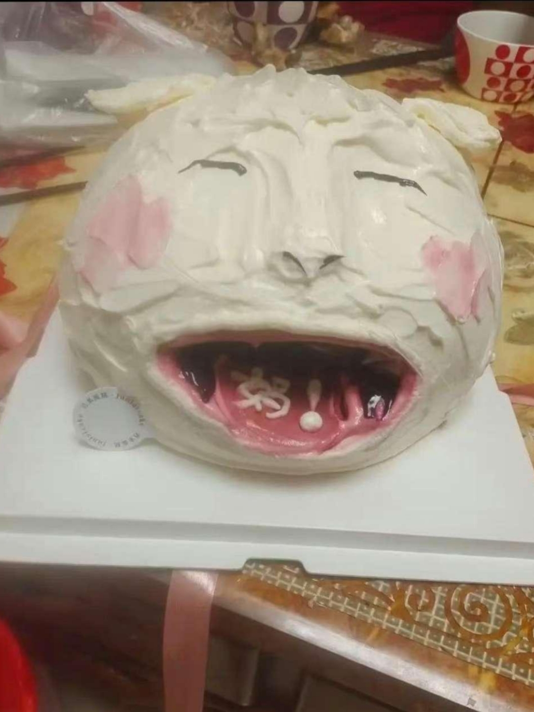 表弟给他妈订了一个蛋糕,被他妈打得满地找牙.