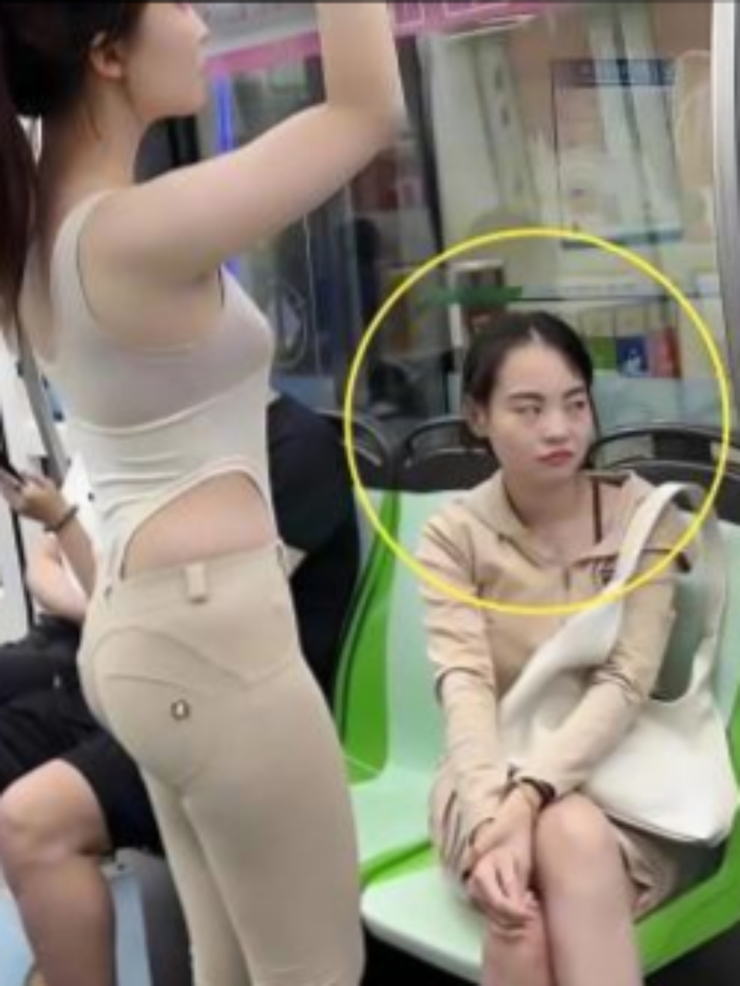 今日乘坐地铁,我偶然瞥见一幕,令人印象深刻.