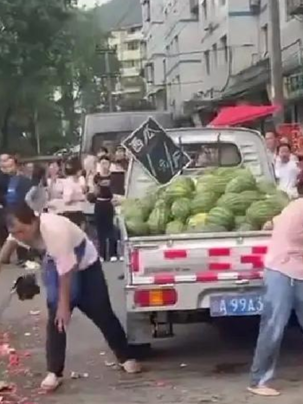 瓜摊老板西瓜遭砸,被迫赔付五百元,网友震惊:这世道怎么了?