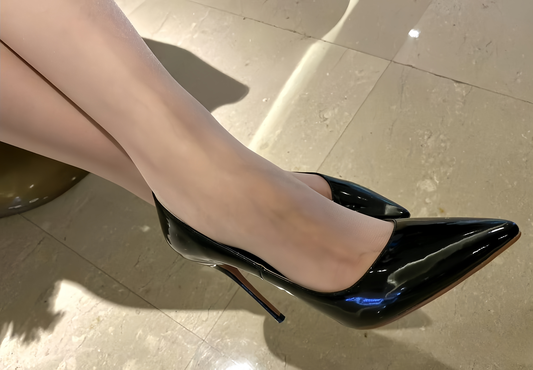 我感觉这双黑色细跟高跟鞋,既时尚又显女王气质.