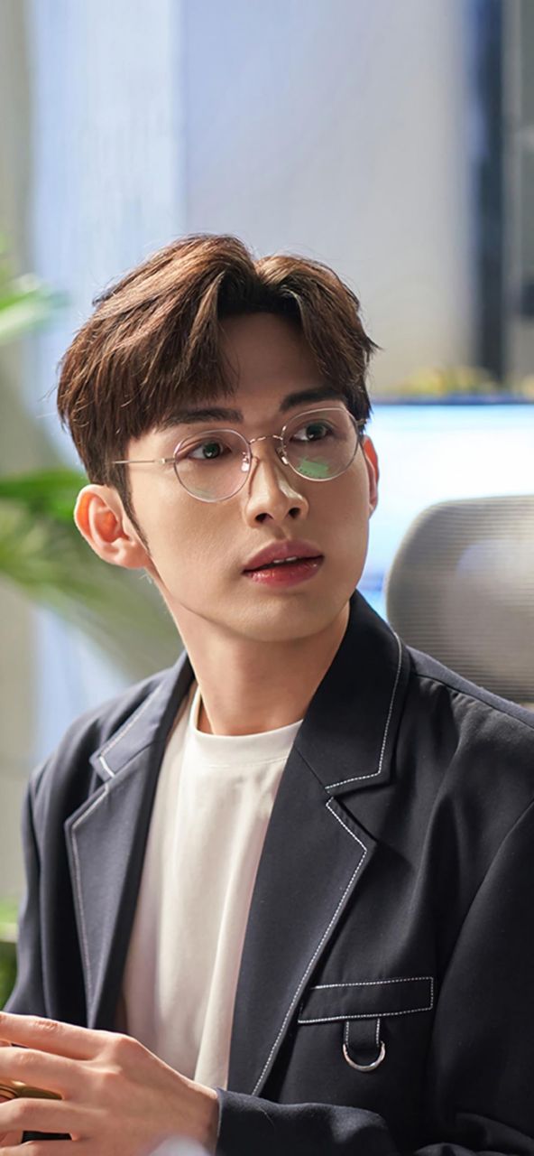 1,张彬彬不仅头大,手也大,每次有托住女演员脸的戏份的时候,都能把女