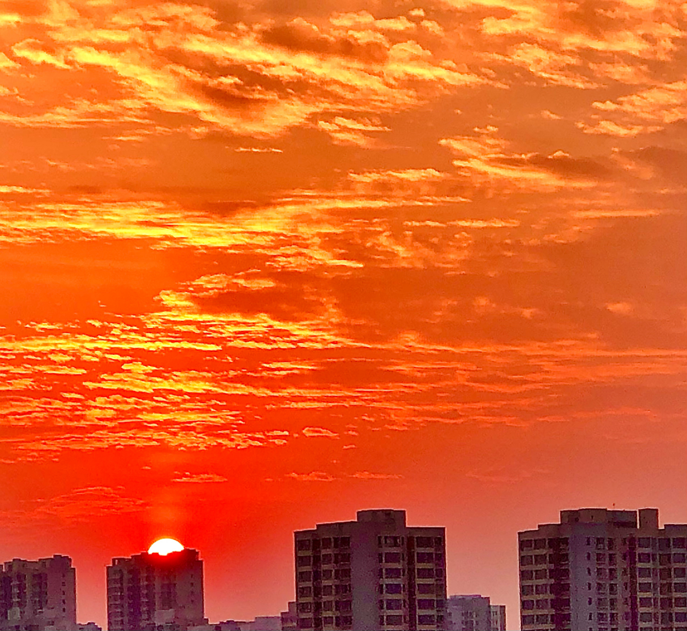 昨天晚上在厨房做饭无意间拍到的,火烧云景