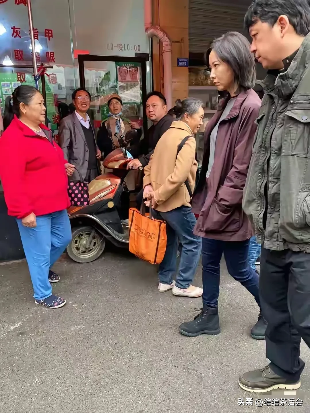 原来那些在舞台上光鲜照人的明星离开了灯光滤镜之后跟普通老百姓